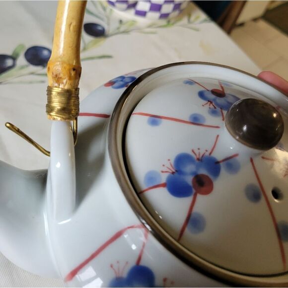 Vintage ceramic tea pot with bamboo style handle - Picture 5 of 8